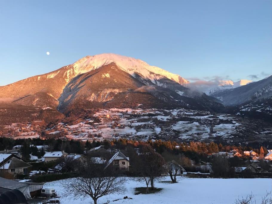 Gite Confort 15 Couchages, Vue Panoramique Montagne Hautes Alpes, Terrasses Embrun Bagian luar foto